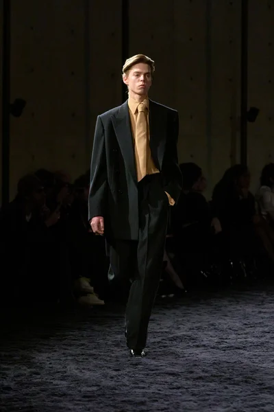 Look 18